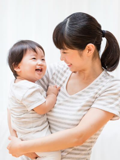 赤ちゃんを抱っこしているお母さん